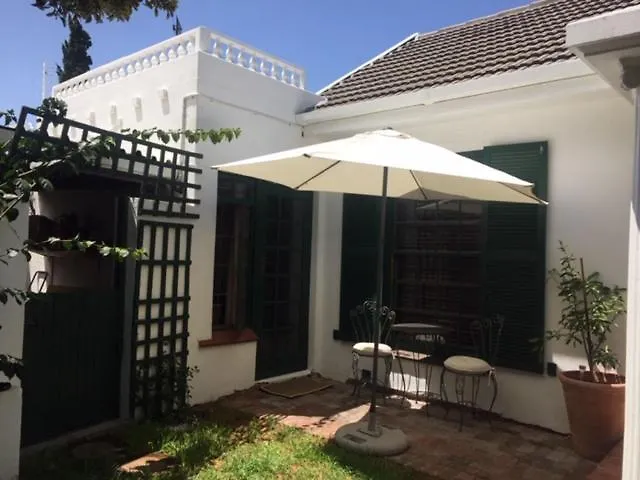 Delightful Surrey Street Apartment Cape Town